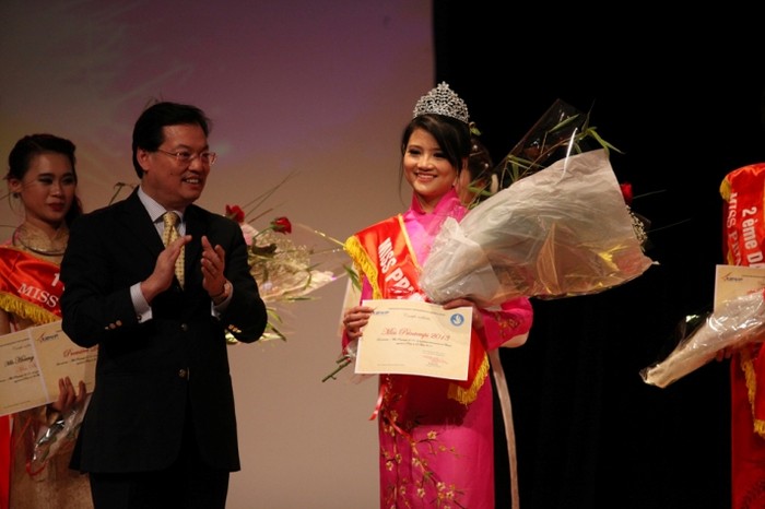 Đại sứ Dương Chí Dũng trao giải cho hoa hậu cho sinh viên Đỗ Hà Ngân .